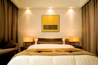 暖黄色简中式卧室背景墙装饰画效果图