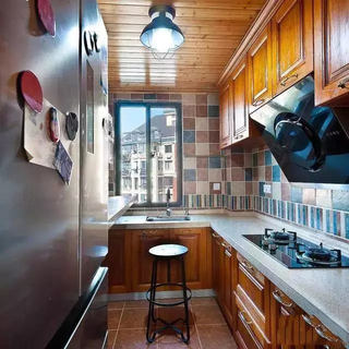 悠闲美式二居室厨房实木吊顶装修效果图