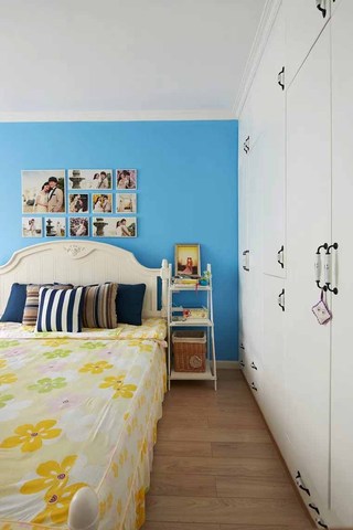 蓝色地中海风格卧室白色衣柜搭配效果图