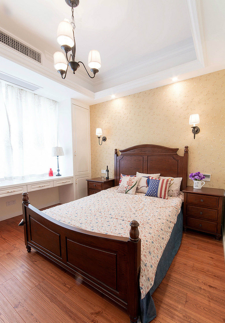 怀旧美式风格卧室高背床装饰图片