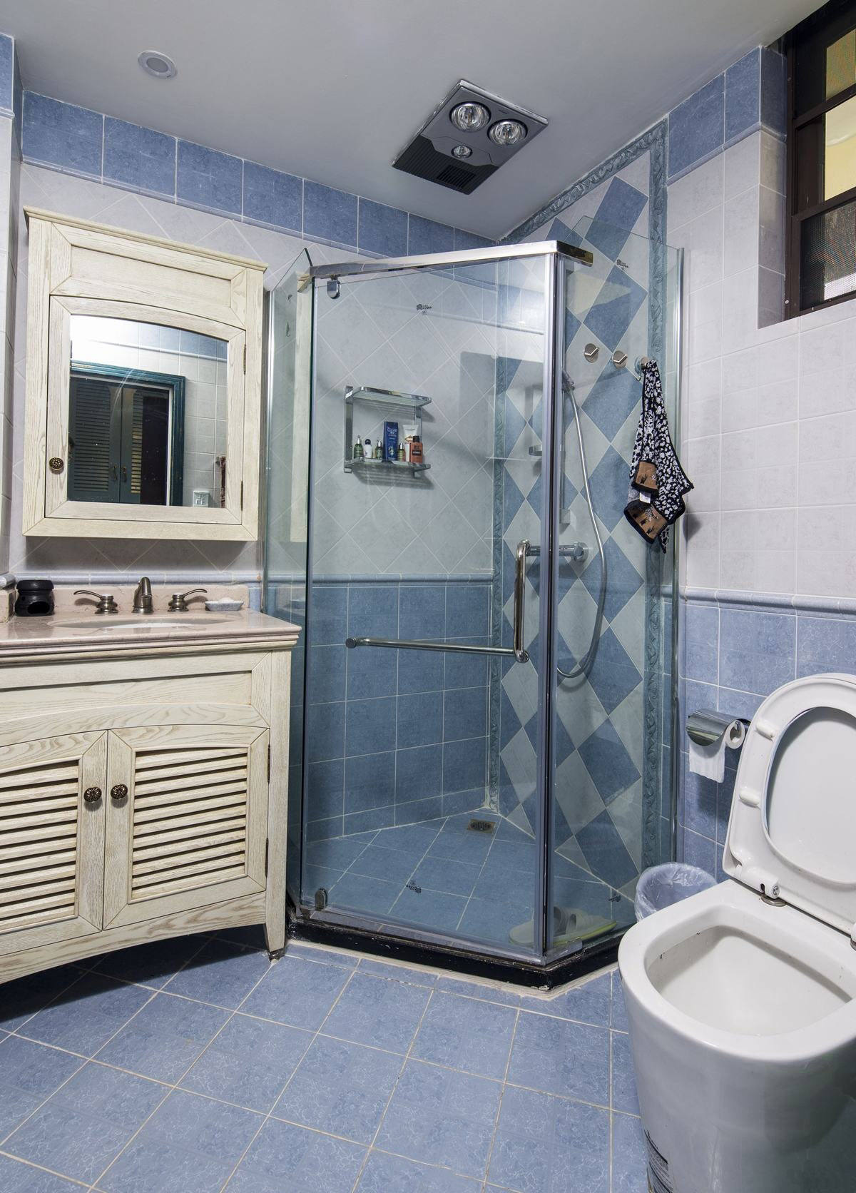 蓝白地中海风格现代复式卫生间装潢效果图