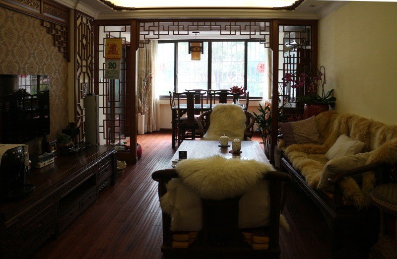 传统中式实木雕花隔断三居室效果图