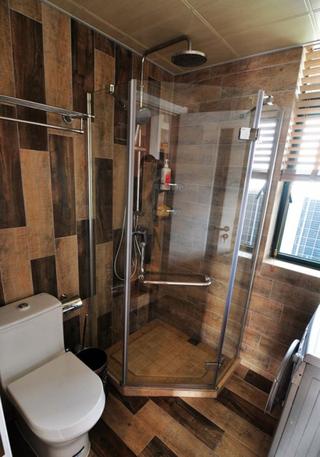 乡村田园风原木卫生间淋浴房设计效果图片