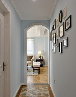 浅蓝色美式风格三居室过道相片墙设计装饰图