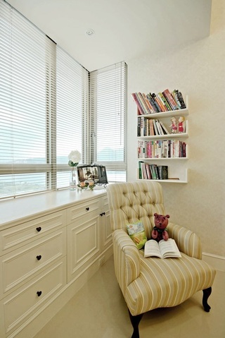 白色现代简欧复式楼书房飘窗效果图