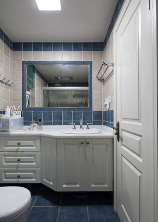 复古蓝色美式卫生间白色洗手台效果图