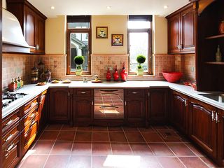 高贵大气复古欧式风格别墅U型厨房设计装修效果图