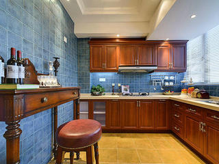 古典实木美式厨房仿古砖背景墙设计装修案例图