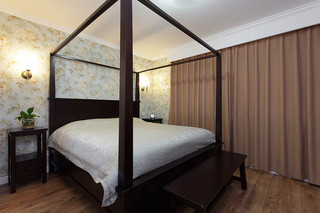 实木美式卧室碎花背景墙效果图