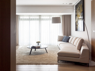 简约风格客厅米色沙发与白色地毯装饰效果图