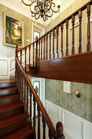 大气欧式复古风格别墅实木楼梯装潢欣赏图