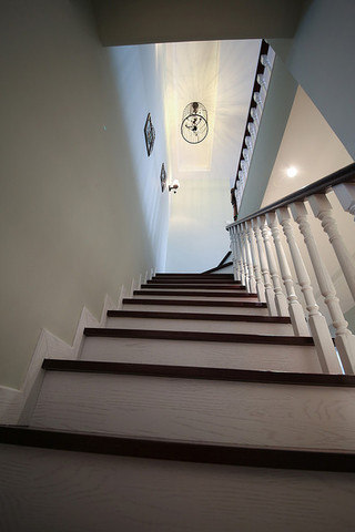 实木美式隔断小楼梯设计