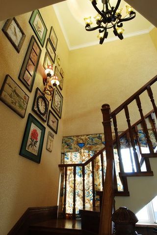 复古美式风格复式楼梯相片墙效果图片