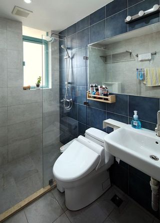 现代蓝调混搭洗手间个性背景墙效果图