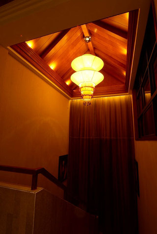 色彩浓郁奢华中式别墅室内楼道吊顶装潢图片