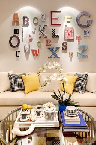 现代时尚小清新客厅字母背景墙效果图