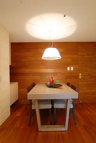 简约现代实木餐厅背景墙装潢效果图