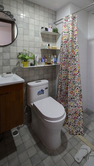 简约温馨二居室卫生间瓷砖背景墙装修效果图片