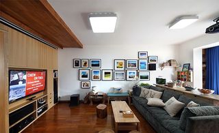 现代风原木客厅照片墙效果图