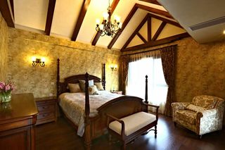 金色美式实木尖顶卧室效果图