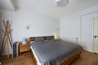 原木韵味实用北欧风格卧室实木床与衣帽架效果图