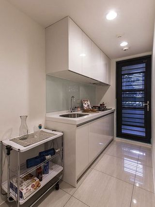 精致现代简约小厨房白色橱柜效果图
