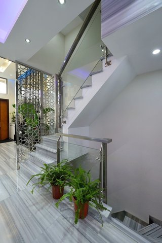现代感玻璃转角楼梯设计