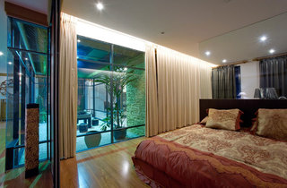 浪漫新中式玻璃隔断卧室效果图