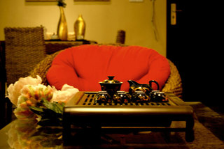 经典东南亚风格二居室小客厅茶桌效果图